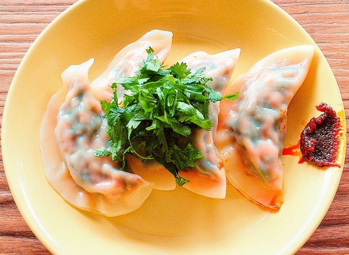 トムヤム茹で餃子の写真