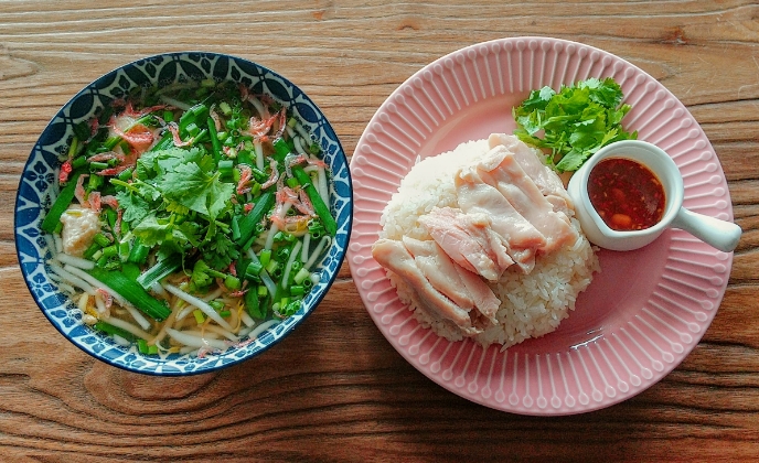 タイラーメン＋カオマンガイの写真